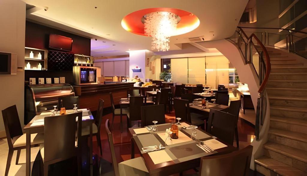 Lancaster Hotel Manila Мандалуйонг Экстерьер фото