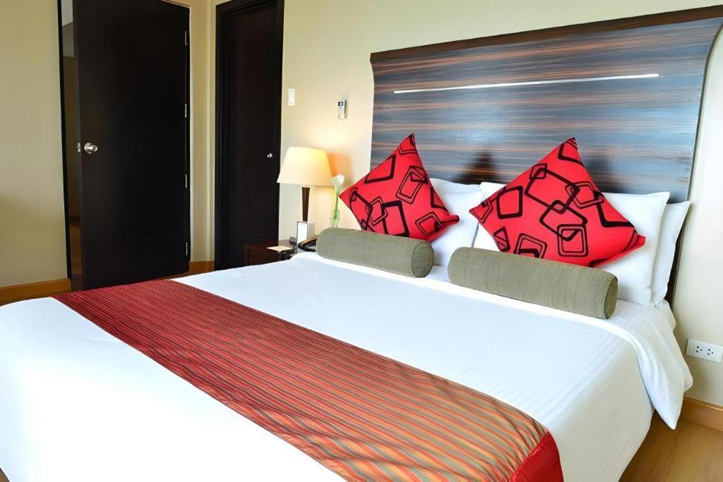 Lancaster Hotel Manila Мандалуйонг Экстерьер фото