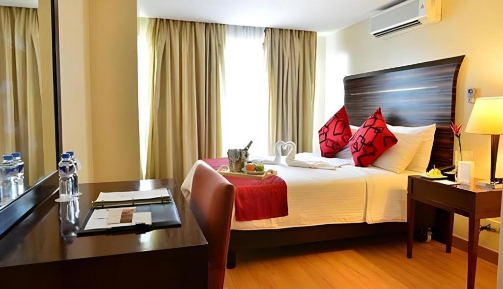 Lancaster Hotel Manila Мандалуйонг Экстерьер фото