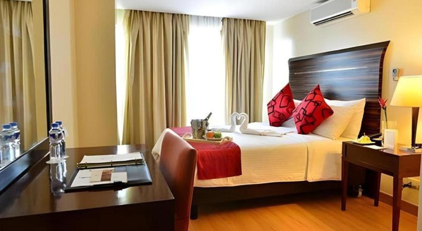 Lancaster Hotel Manila Мандалуйонг Экстерьер фото
