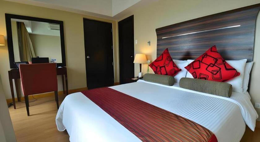 Lancaster Hotel Manila Мандалуйонг Экстерьер фото